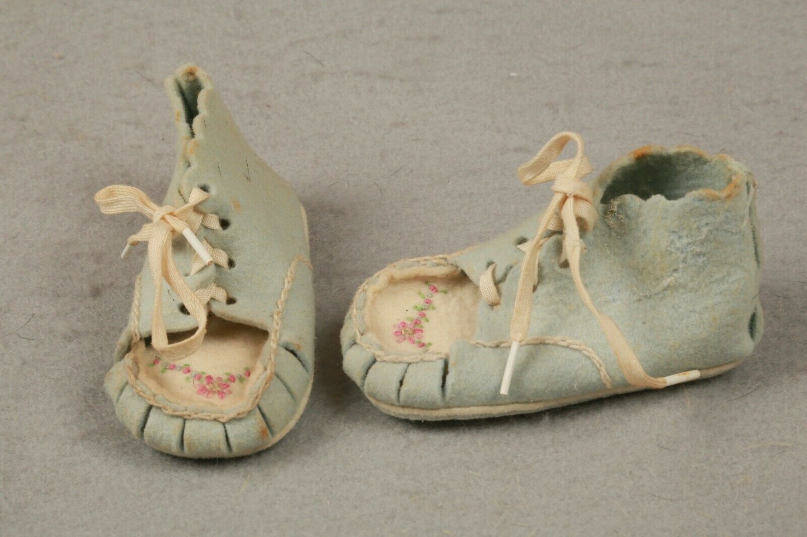 Vintage Baby Toddler Blue Ivory Felt Tie Up Shoes Booties W/ Floral Embroidery