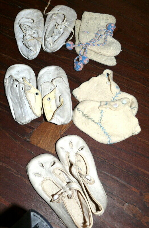 Vtg Baby Shoes - Booties - Slippers - Lot Of 5 - Felt/flannel, Crochet, Leather