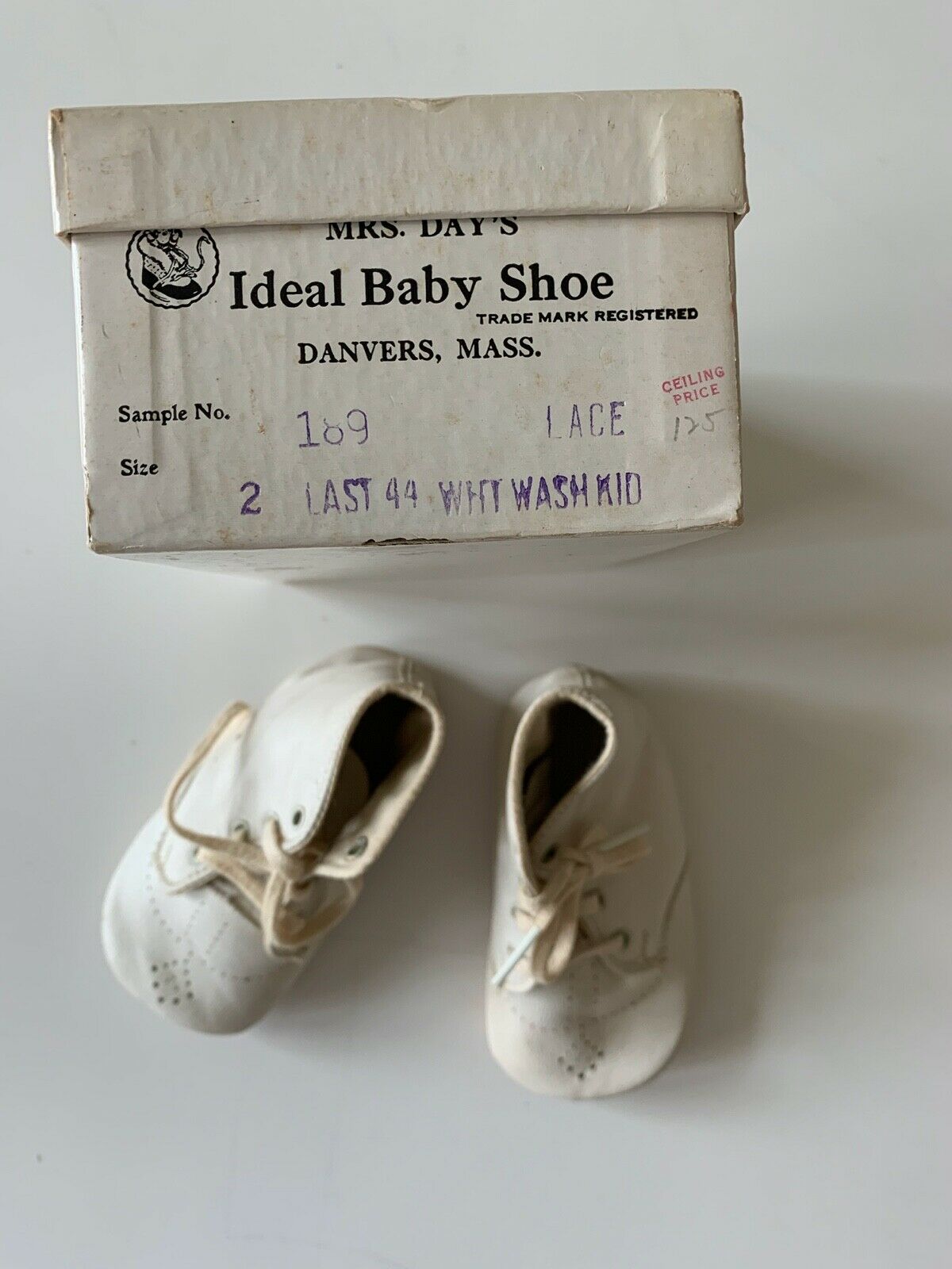 Vintage 1943 White Kid Leather Baby Shoes With Original Box - Size 2